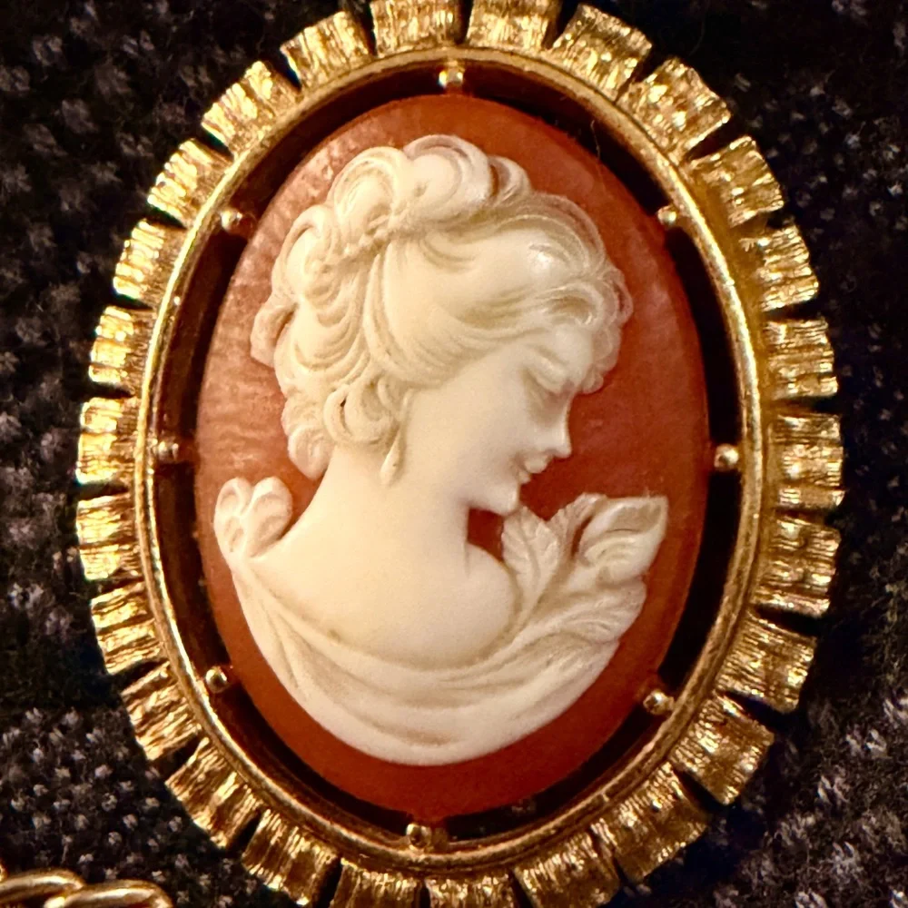 🌹VTG Gold Victorian Cameo Pendant Necklace Heirloom Double-Sided Royal Crest - Picture 6 of 9